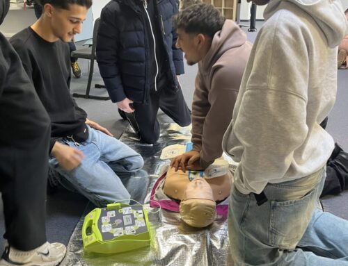 Schülerinnen  und Schüler des 10. Jahrgangs nehmen an Erste-Hilfe-Kurs teil